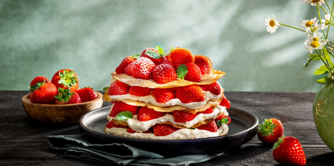 Recipe crepes with strawberries
