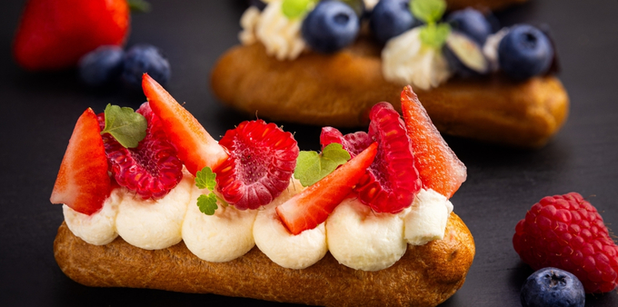 Recipe eclairs with berries