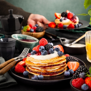 Recipe banana pancakes with berries