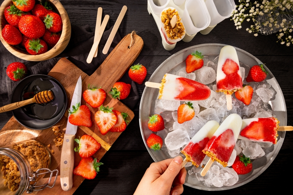Homemade frozen yoghurt lollies with strawberries